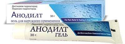 Qishda yalangoch ayolning fotosurati