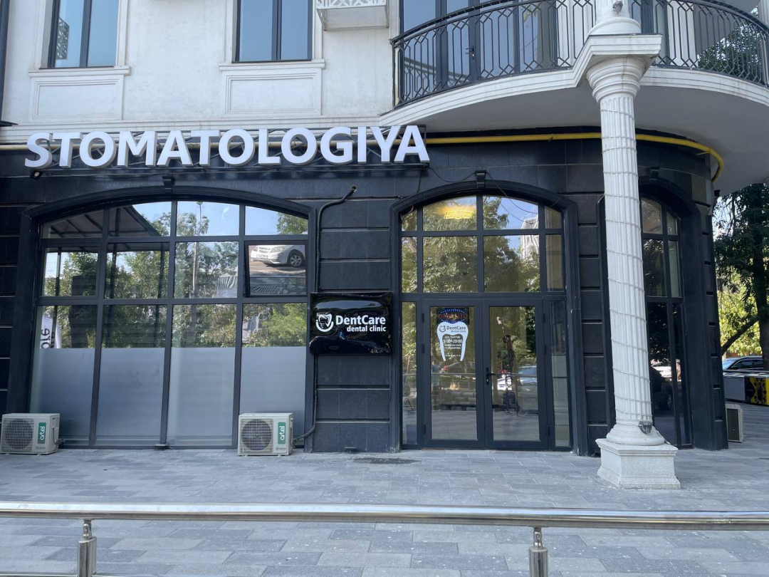 Фото слайдера: Dentcare dental clinic. Стоматологи-хирурги