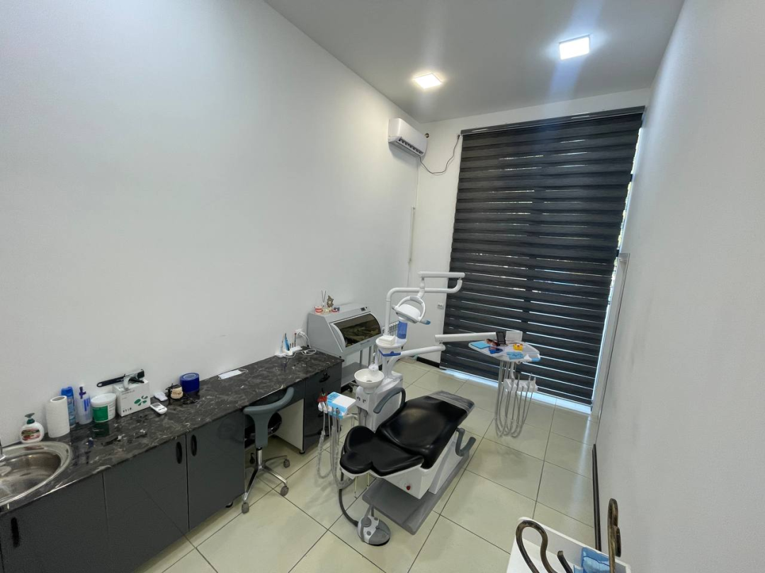 Фото слайдера: Dentcare dental clinic. Стоматологи-хирурги