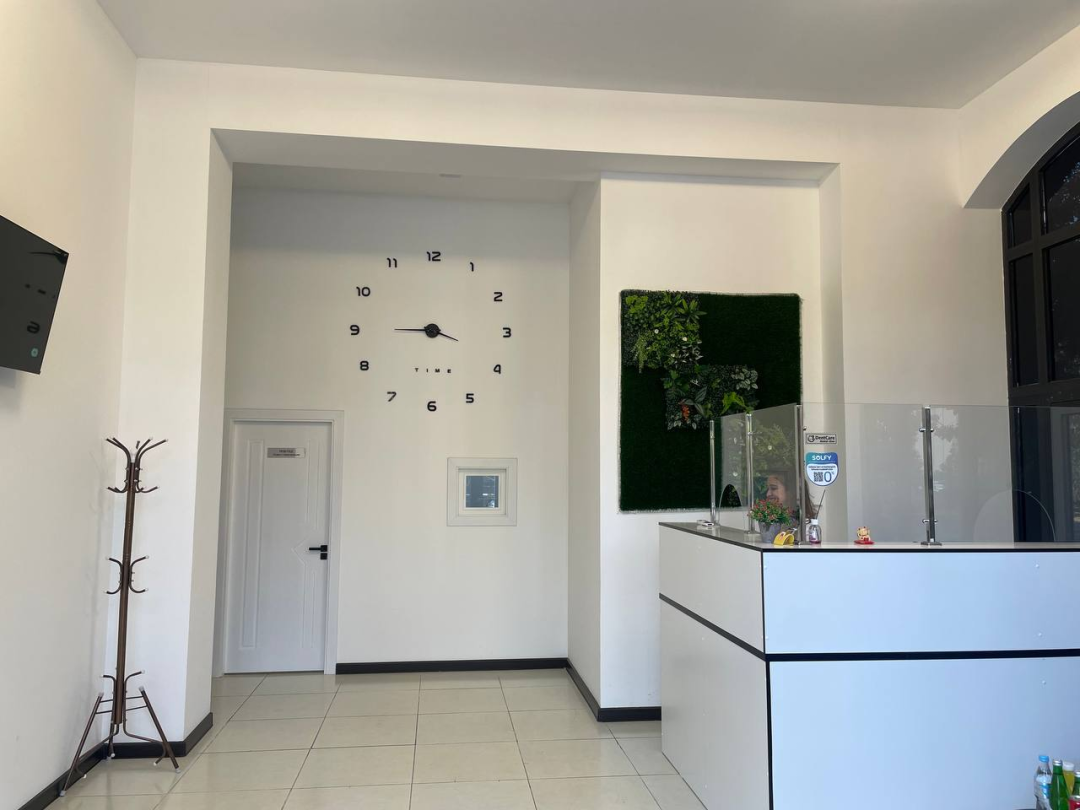 Фото слайдера: Dentcare dental clinic. Стоматологи-хирурги